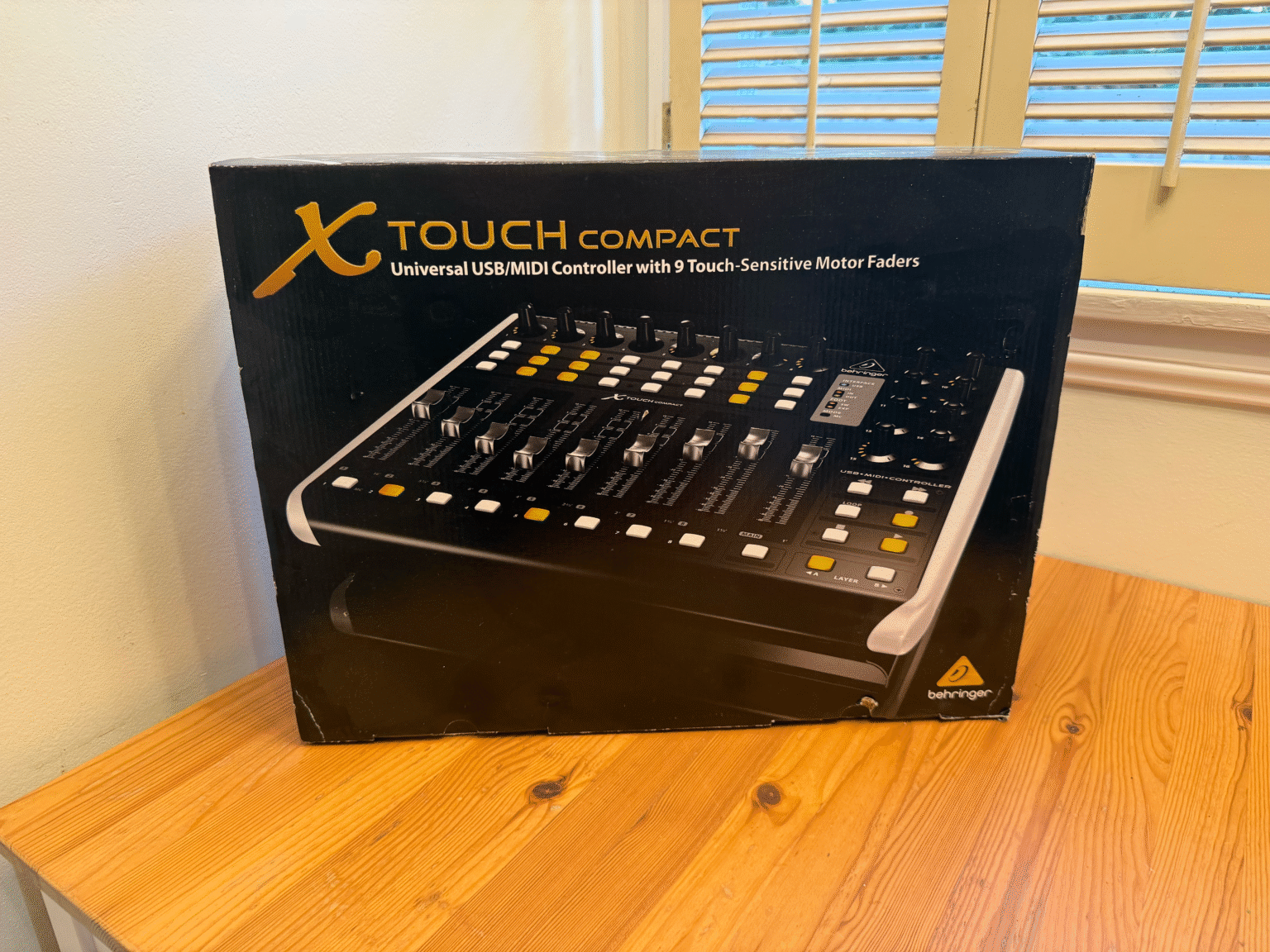Behringer X Touch Compact